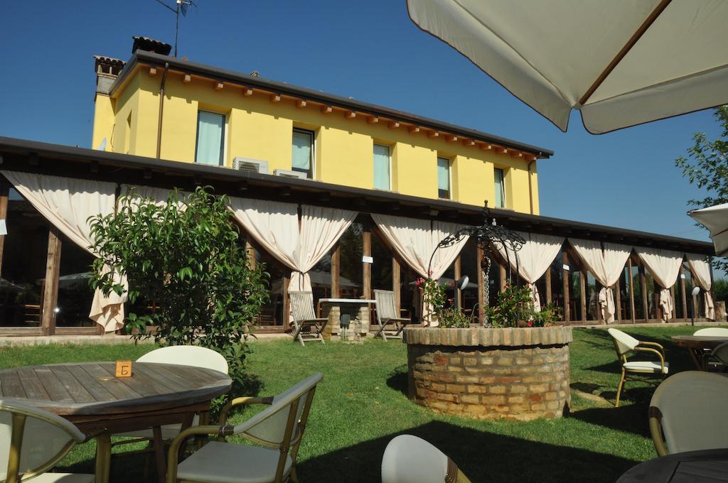 Osteria E Locanda Del Viaggiatore Russi Eksteriør bilde
